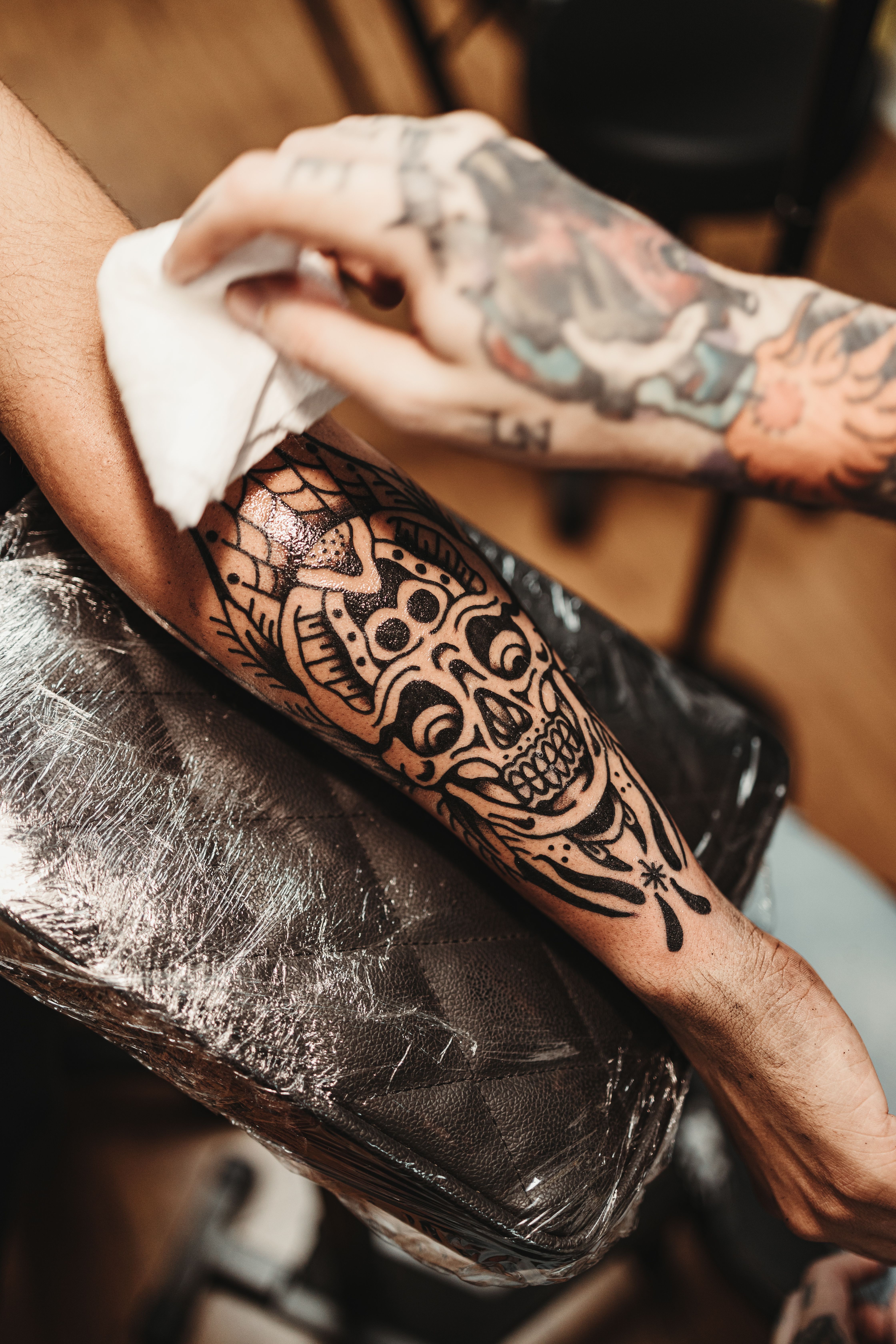 Hidratante sendo aplicado em tatuagem